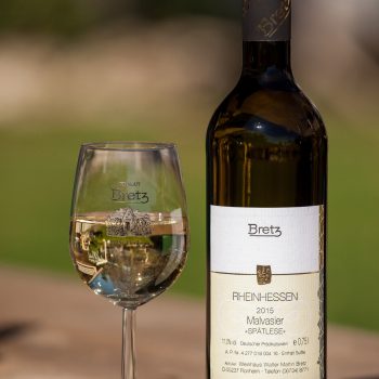 Weingut-Bretz-Braune-Flasche-mit-Glas