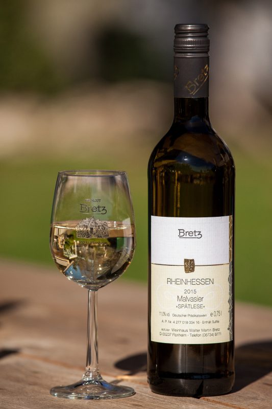 Weingut-Bretz-Braune-Flasche-mit-Glas