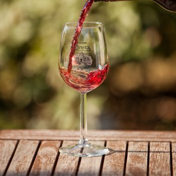 Weingut-Bretz-Rotwein-Glas-Einschenken